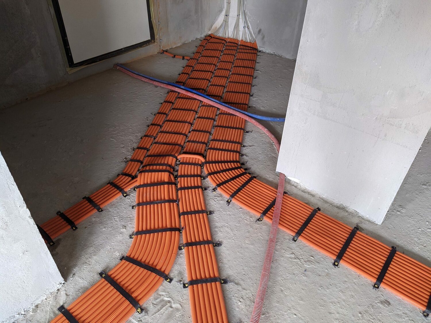 Прокладка кабеля по полу